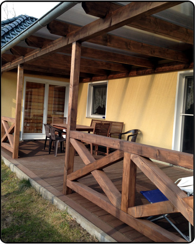 Überdachte Holzterrasse mit Geländer