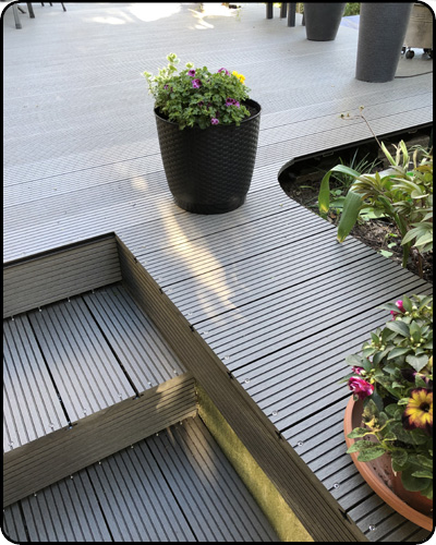 WPC-Terrasse mit umlaufender Stufe