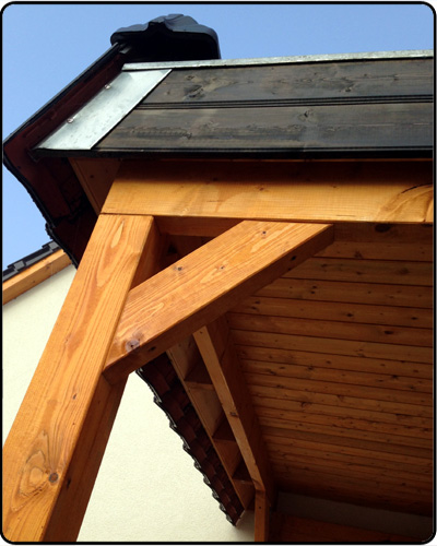 Carport-Holzkonstruktion mit sichtbarem Kopfband